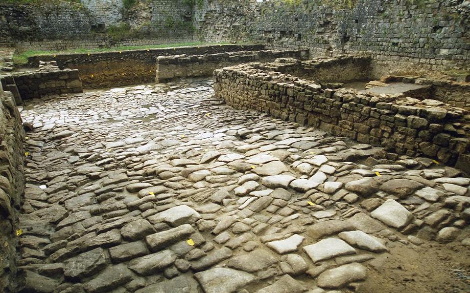 Historische Pflasterung im Burghof Historische Pflasterung im Burghof